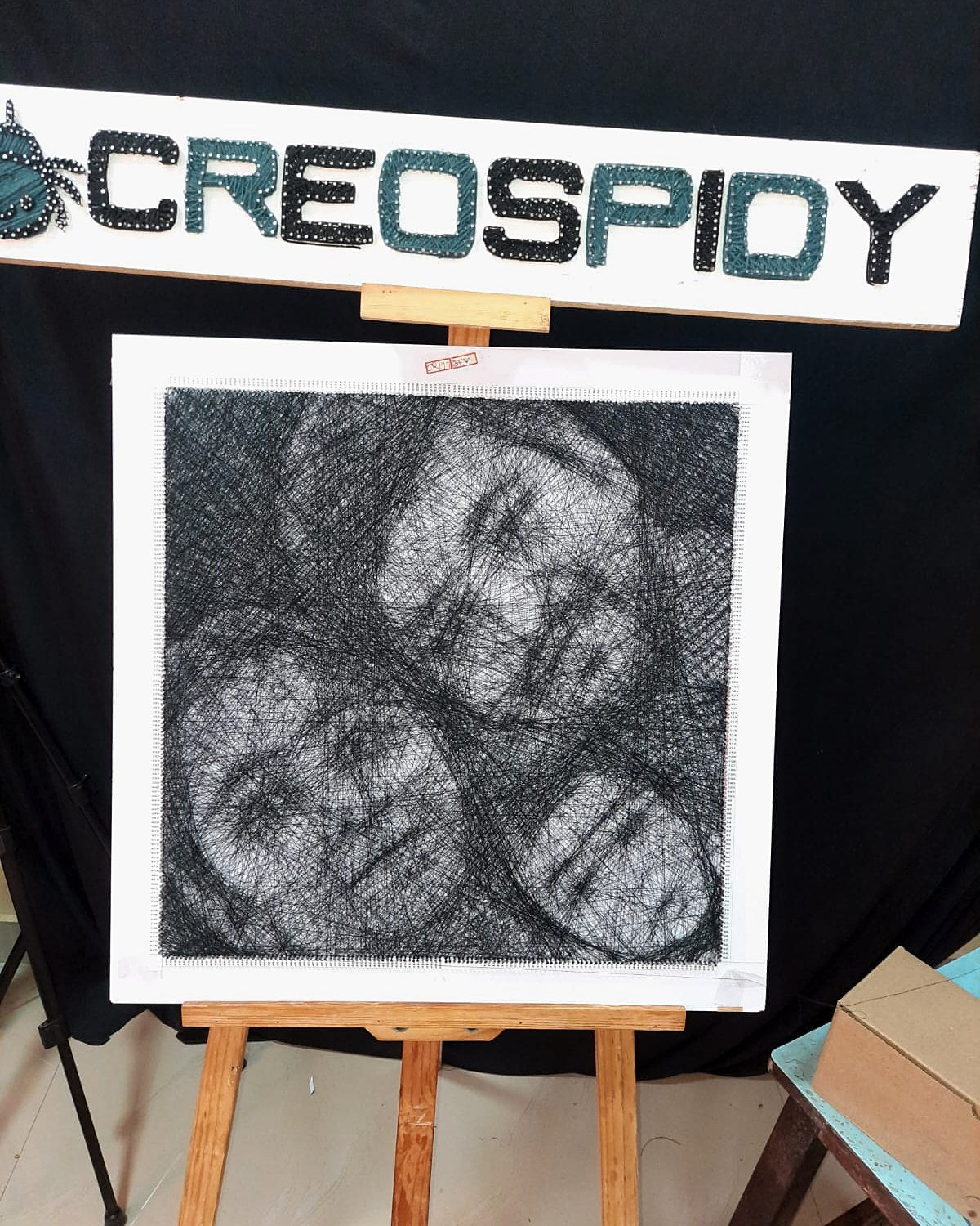 Three-face thread portrait on the CreoSpidy studio easel